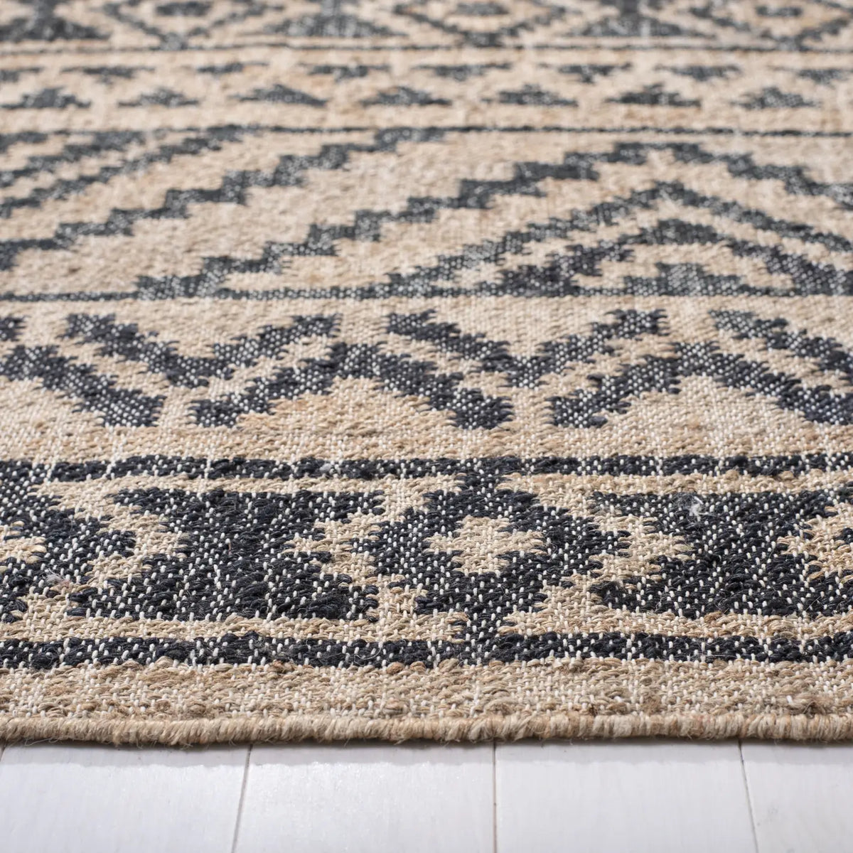 Safavieh Kilim 4'-0" x 6'-0" Rug in Natural / Charcoal
