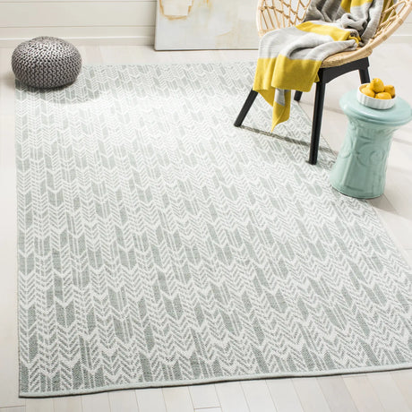 Safavieh Montauk 5'-0" x 8'-0" Rug in Light Green / Ivory