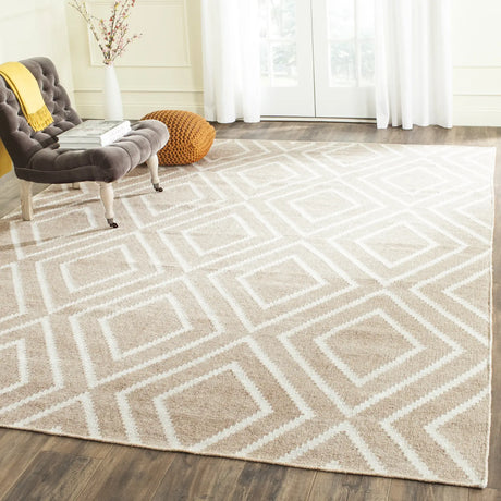 Safavieh Kilim 8'-0" x 10'-0" Rug in Beige / Ivory