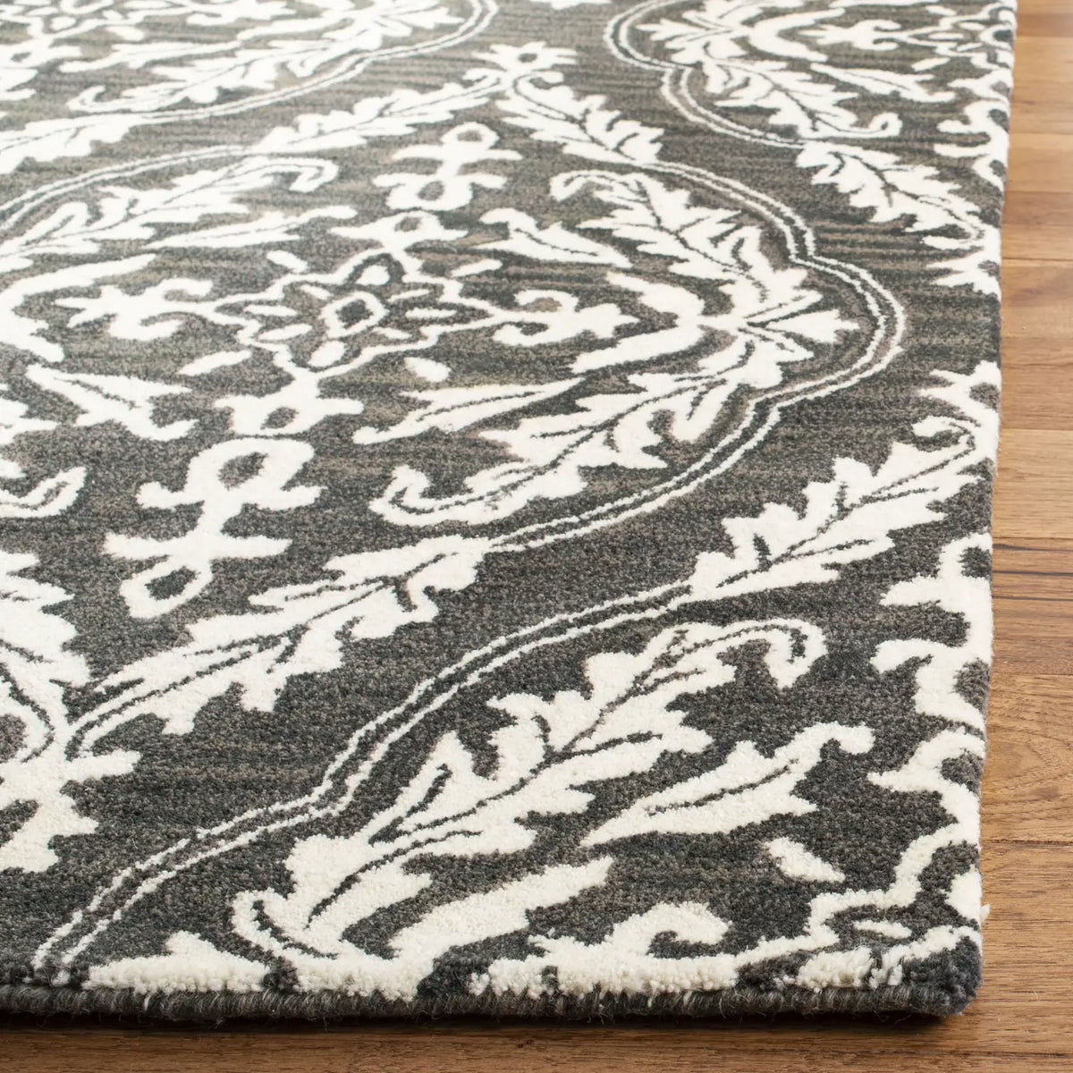 Safavieh Blossom 5'-0" x 8'-0" Rug in Charcoal / Ivory