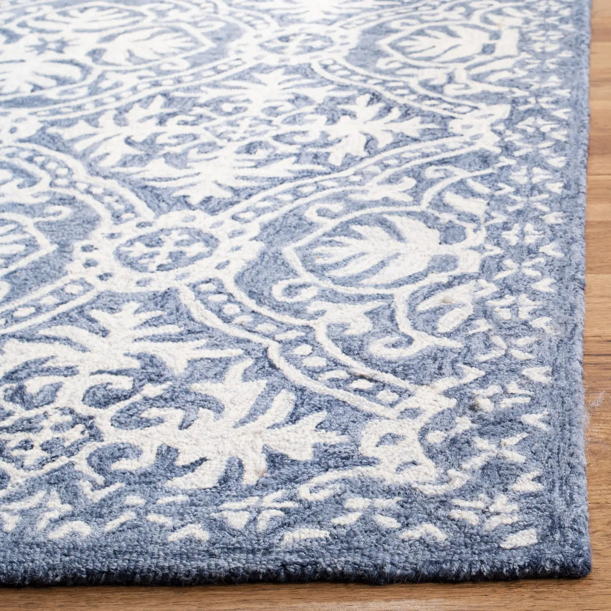 Safavieh Micro-Loop 5'-0" x 8'-0" Rug in Blue / Ivory