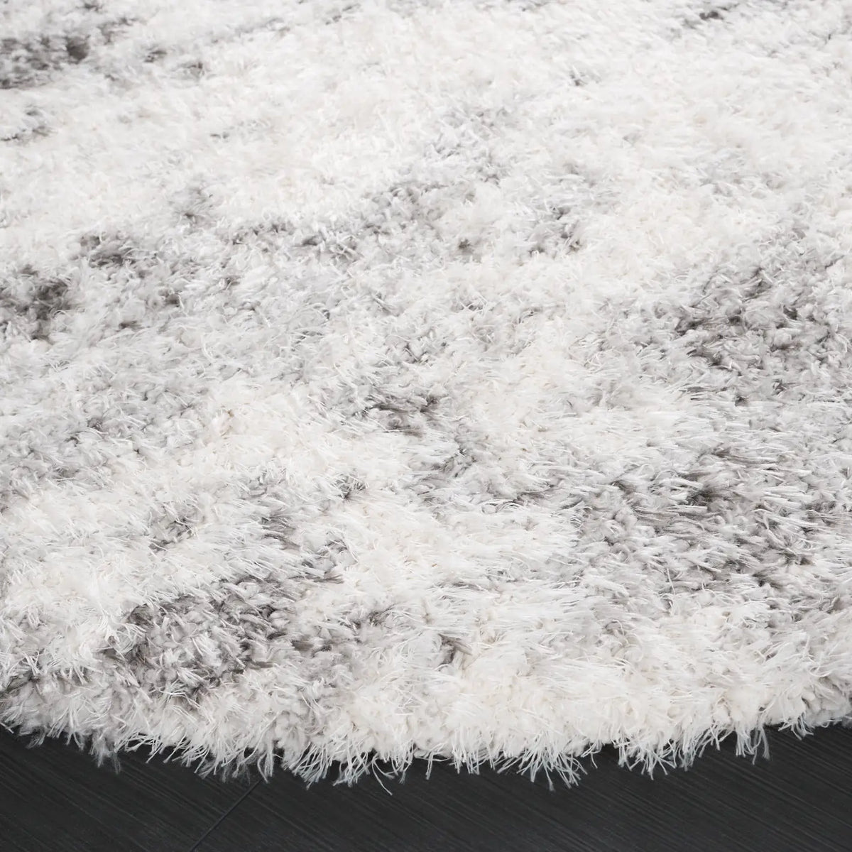 Safavieh Lindsay Shag 6'-7" x 6'-7" Rug in Ivory / Grey