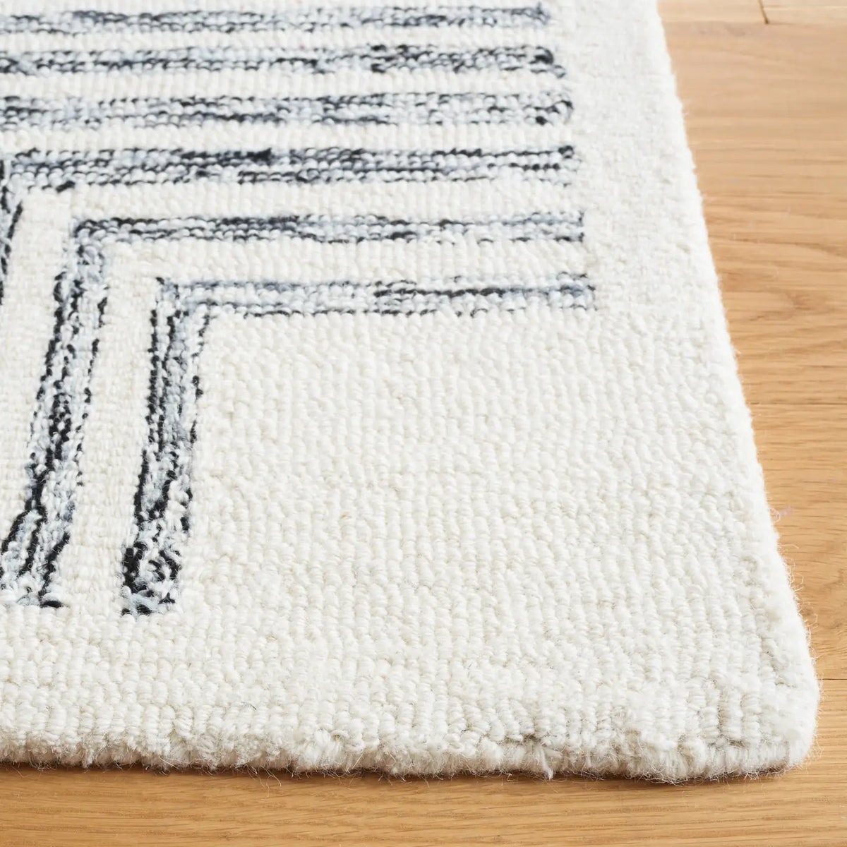 Safavieh Casablanca 4'-0" x 6'-0" Rug in Ivory / Black