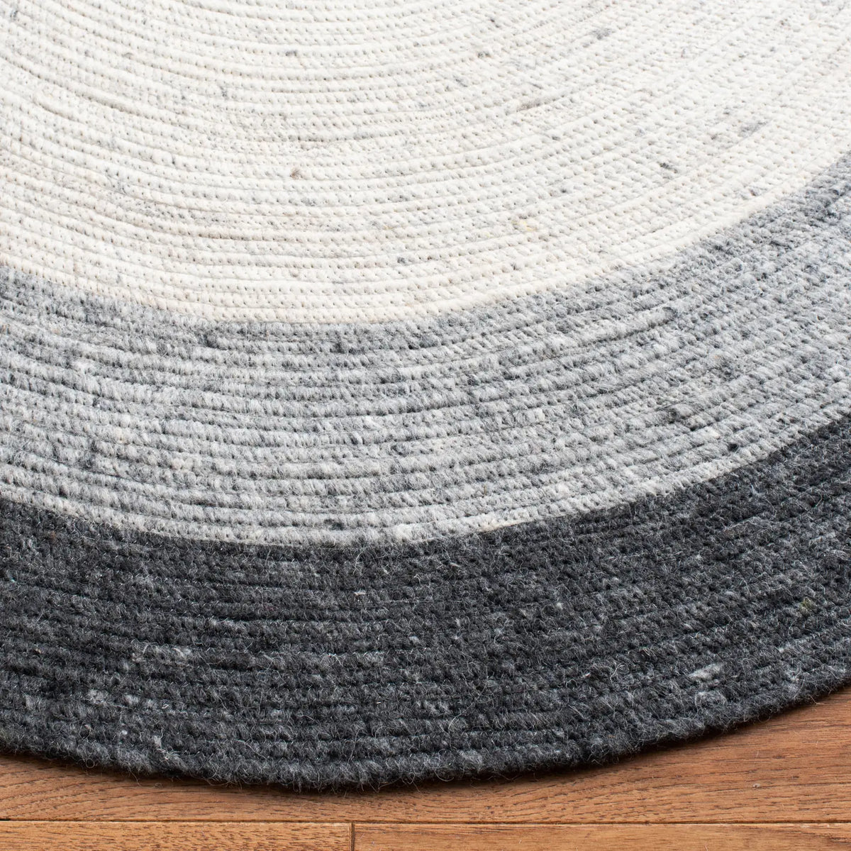 Safavieh Braided 5'-0" x 7'-0" Rug in Grey / Ivory