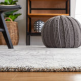 Safavieh Ikat 4'-0" x 6'-0" Rug in Light Grey / Ivory
