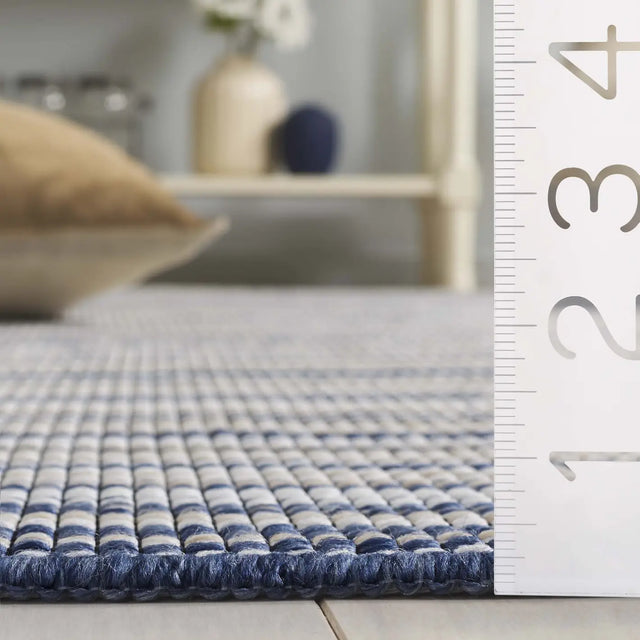 Safavieh Escape 600 5'-3" x 7'-6" Rug in Beige / Blue