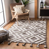 Safavieh Kenya 4'-0" x 6'-0" Rug in Brown / Ivory