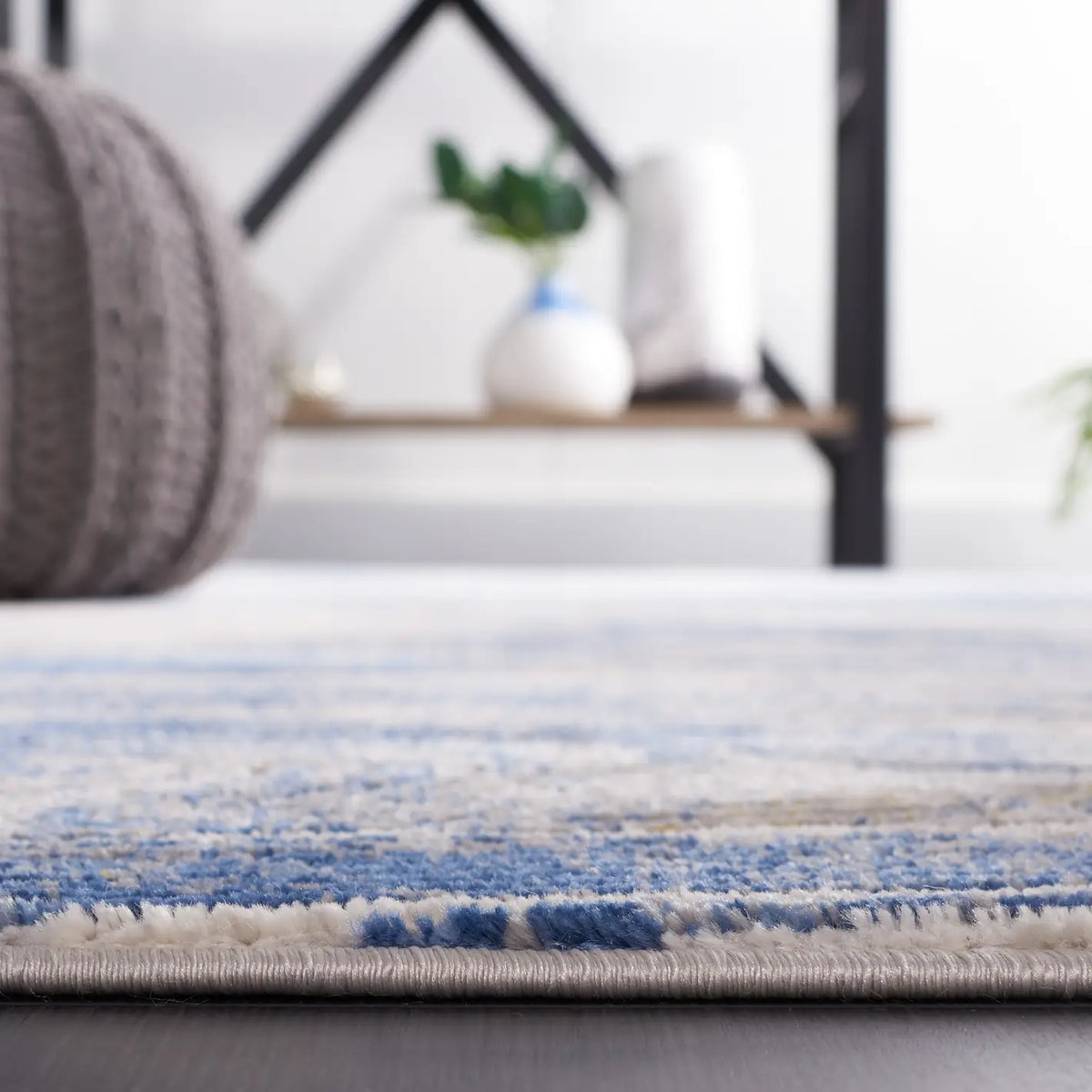 Safavieh Palma 4'-0" x 6'-0" Rug in Beige / Blue