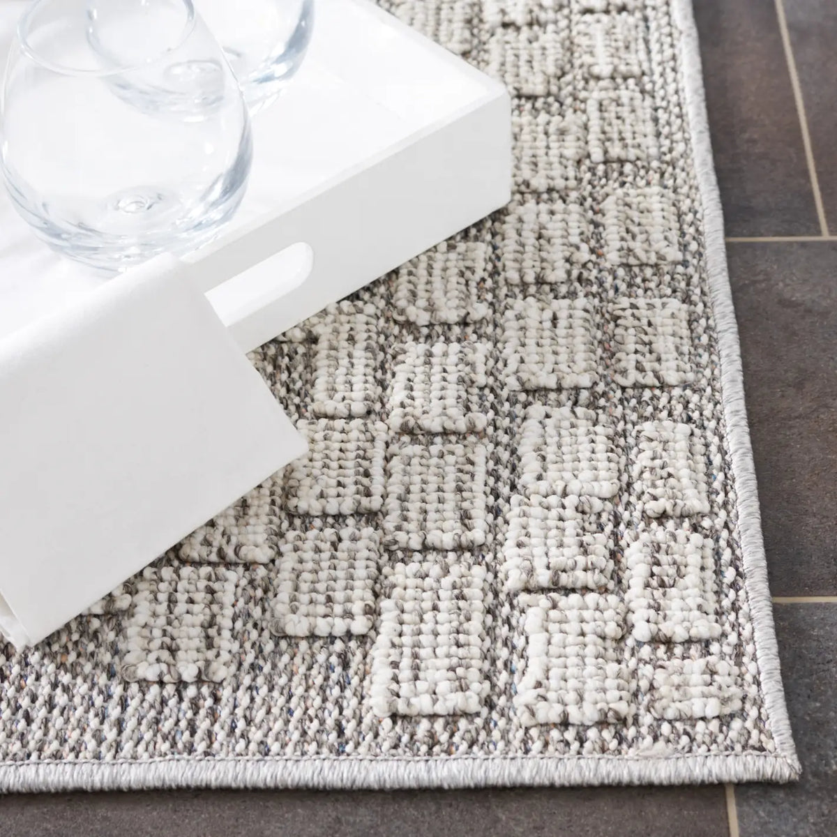 Safavieh Global 4'-0" x 6'-0" Rug in Grey / Ivory