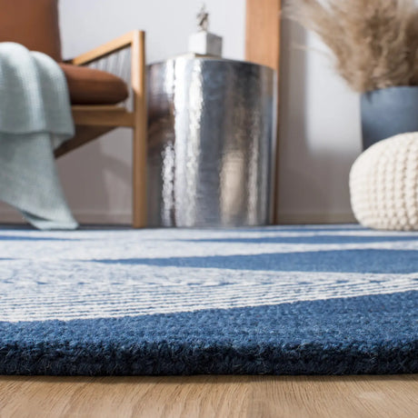 Safavieh Micro-Loop 4'-0" x 6'-0" Rug in Navy / Ivory