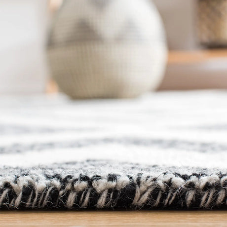 Safavieh Metro 4'-0" x 6'-0" Rug in Ivory / Black