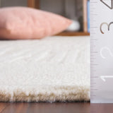 Safavieh Rodeo Drive 4'-0" x 6'-0" Rug in Ivory / Beige