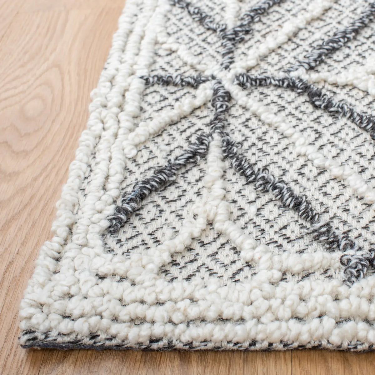 Safavieh Trace 4'-0" x 6'-0" Rug in Grey / Black
