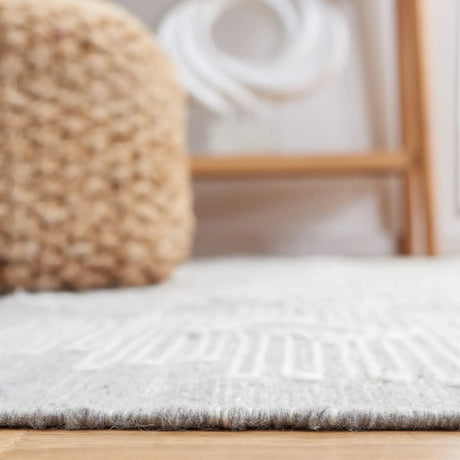 Safavieh Kilim 4'-0" x 6'-0" Rug in Grey / Ivory