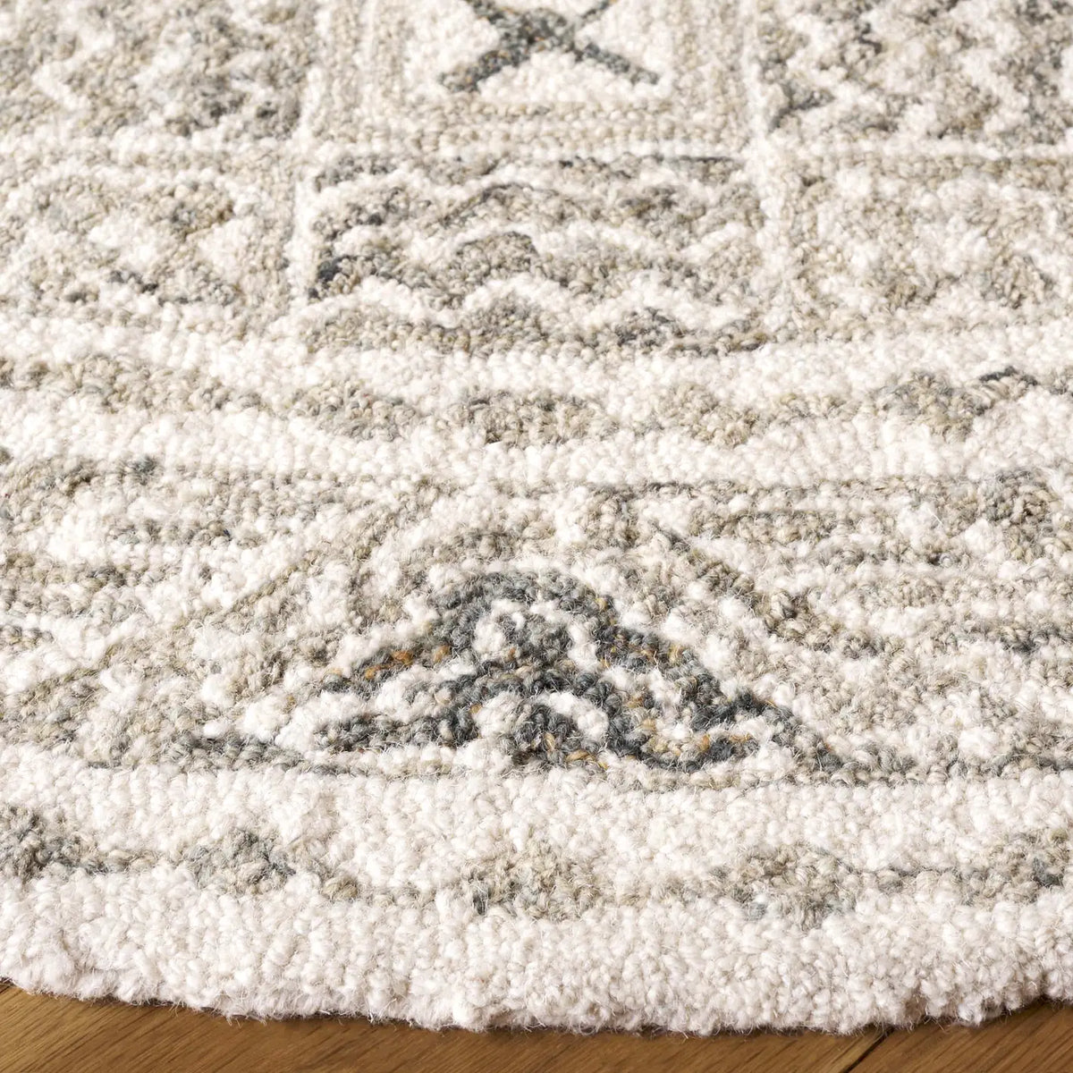 Safavieh Micro-Loop 5'-0" x 5'-0" Rug in Silver / Ivory