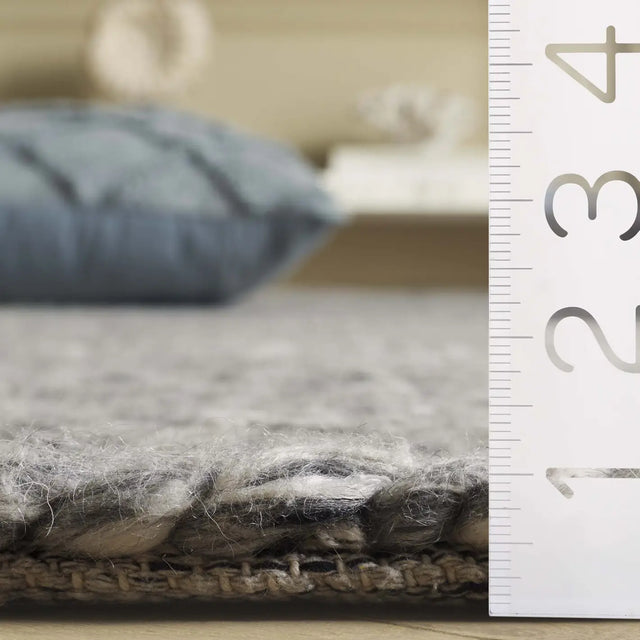 Safavieh Natura 4'-0" x 6'-0" Rug in Grey / Ivory