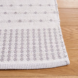 Safavieh Montauk 4'-0" x 6'-0" Rug in Light Grey / Ivory