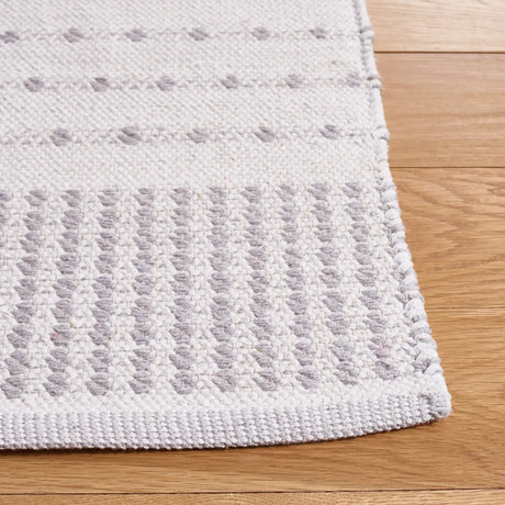 Safavieh Montauk 4'-0" x 6'-0" Rug in Light Grey / Ivory