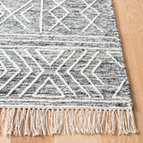 Safavieh Kilim 4'-0" x 6'-0" Rug in Black / Ivory