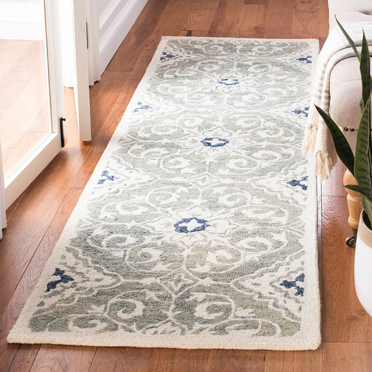 Safavieh Roslyn 2'-3" x 8'-0" Rug in Ivory / Blue