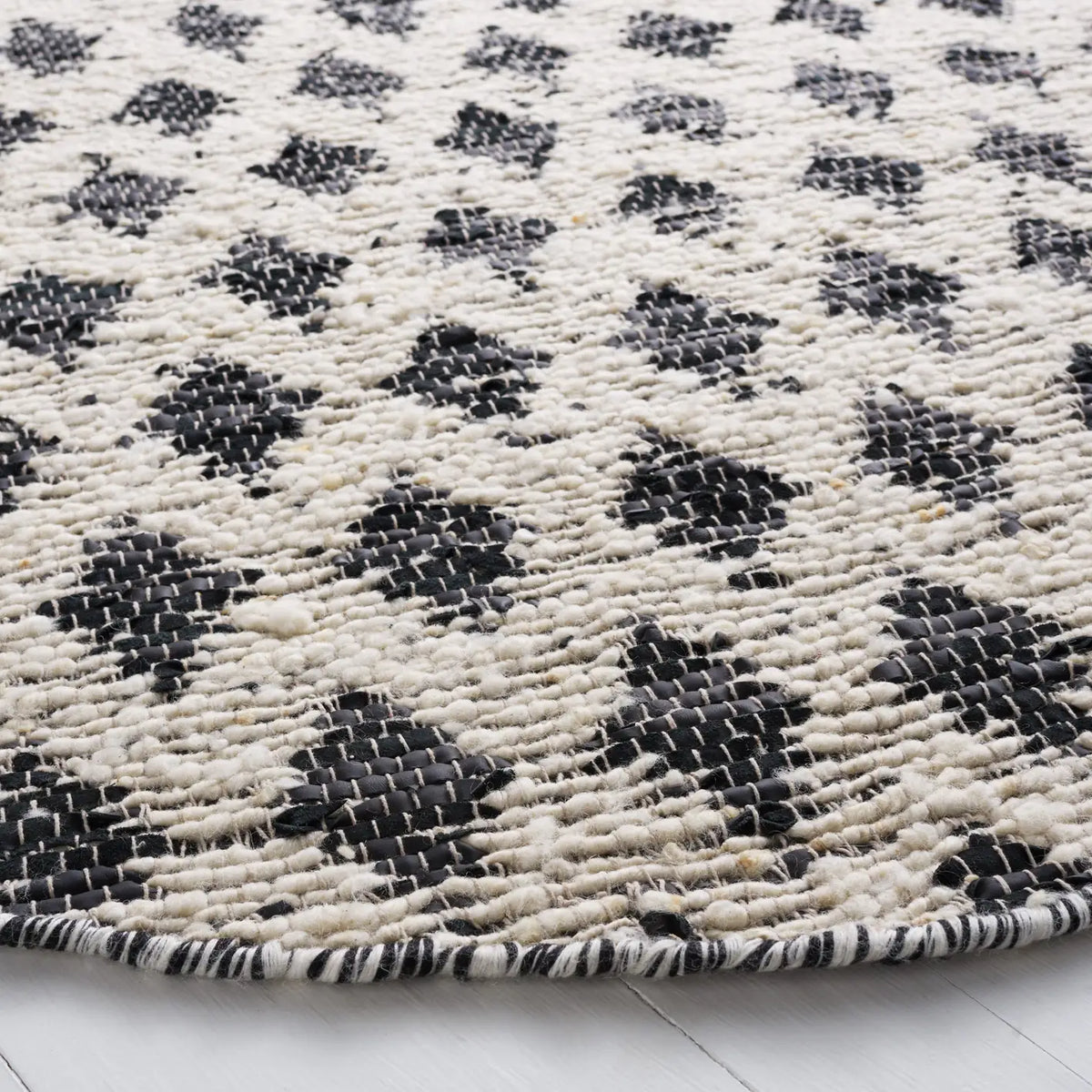 Safavieh Natura 6'-0" x 6'-0" Rug in Beige / Black