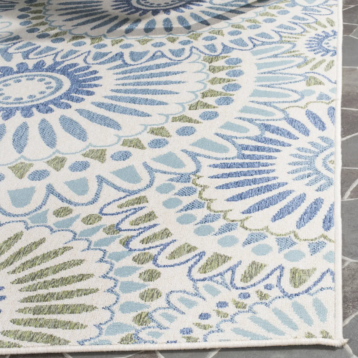 Safavieh Veranda 4'-0" x 5'-7" Rug in Cream / Green