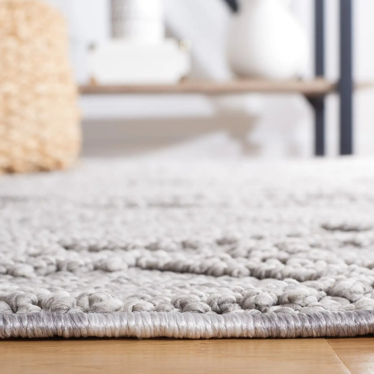 Safavieh Lotus 4'-0" x 6'-0" Rug in Light Grey / Grey