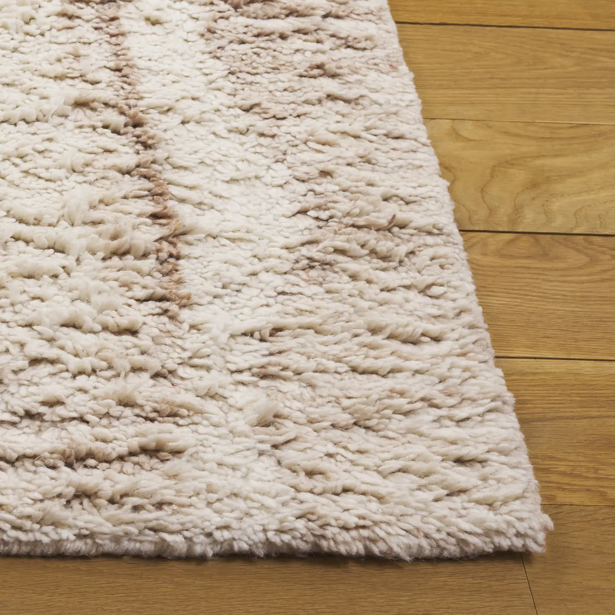 Safavieh Vermont 4'-0" x 6'-0" Rug in Beige / Ivory