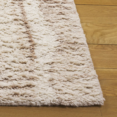 Safavieh Vermont 4'-0" x 6'-0" Rug in Beige / Ivory