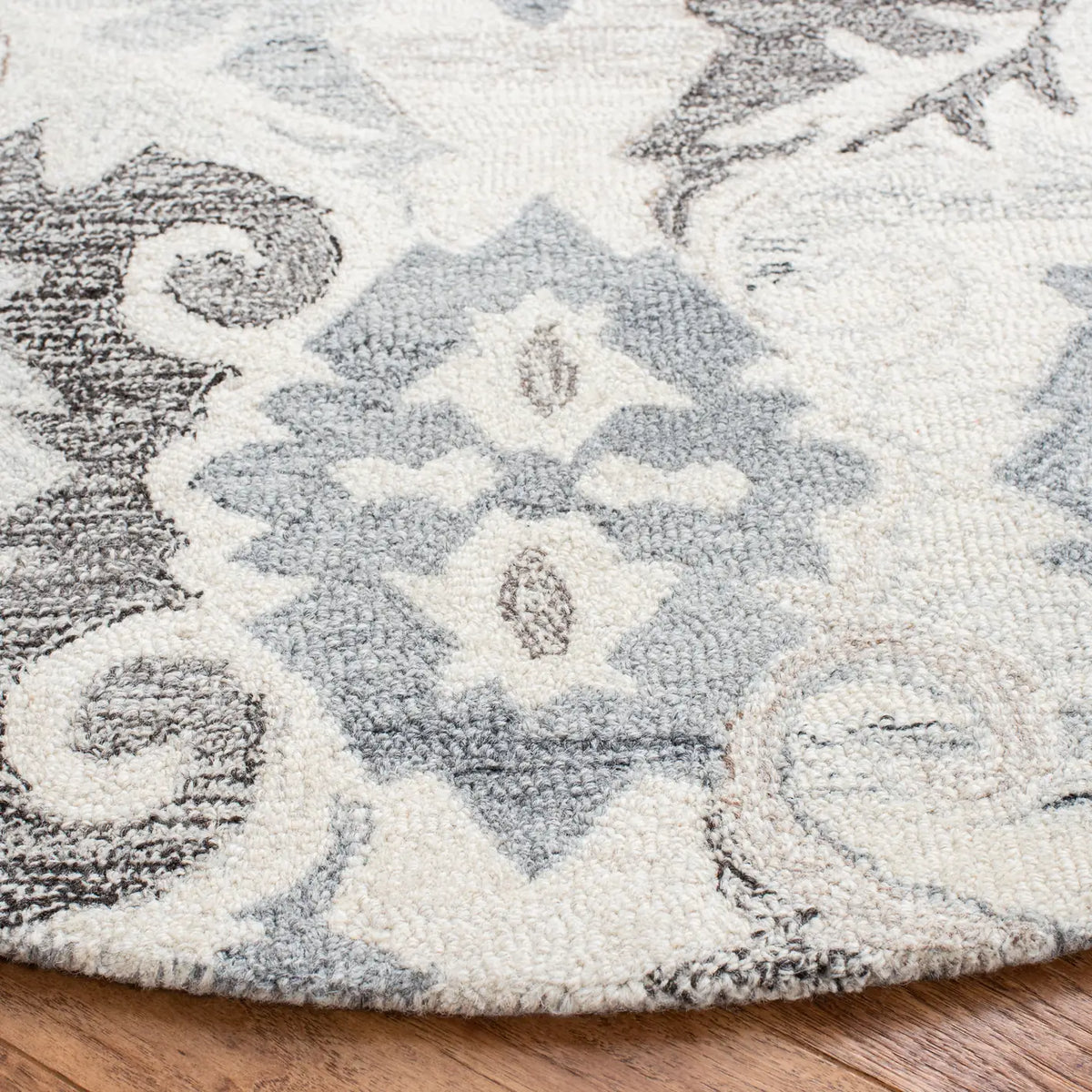 Safavieh Suzani 6'-0" x 6'-0" Rug in Ivory / Grey