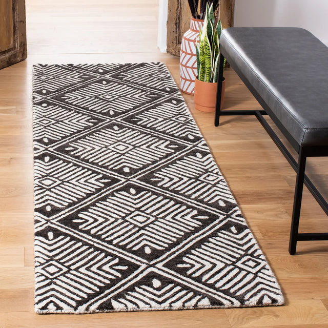 Safavieh Cambridge 2'-6" x 8'-0" Rug in Ivory / Charcoal