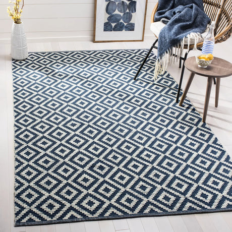 Safavieh Montauk 5'-0" x 8'-0" Rug in Navy / Ivory