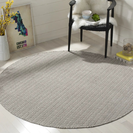 Safavieh Montauk 6'-0" x 6'-0" Rug in Ivory / Grey