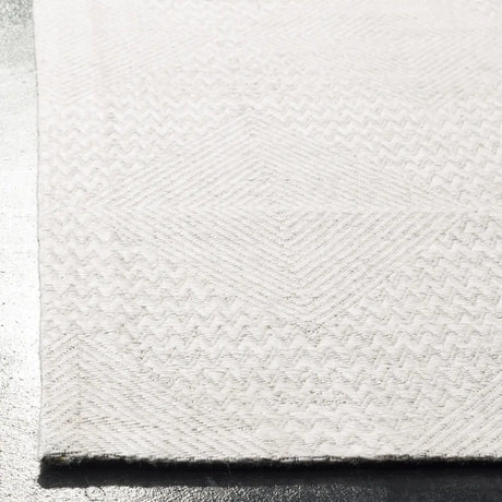 Safavieh Marbella 4'-0" x 6'-0" Rug in Silver / Ivory