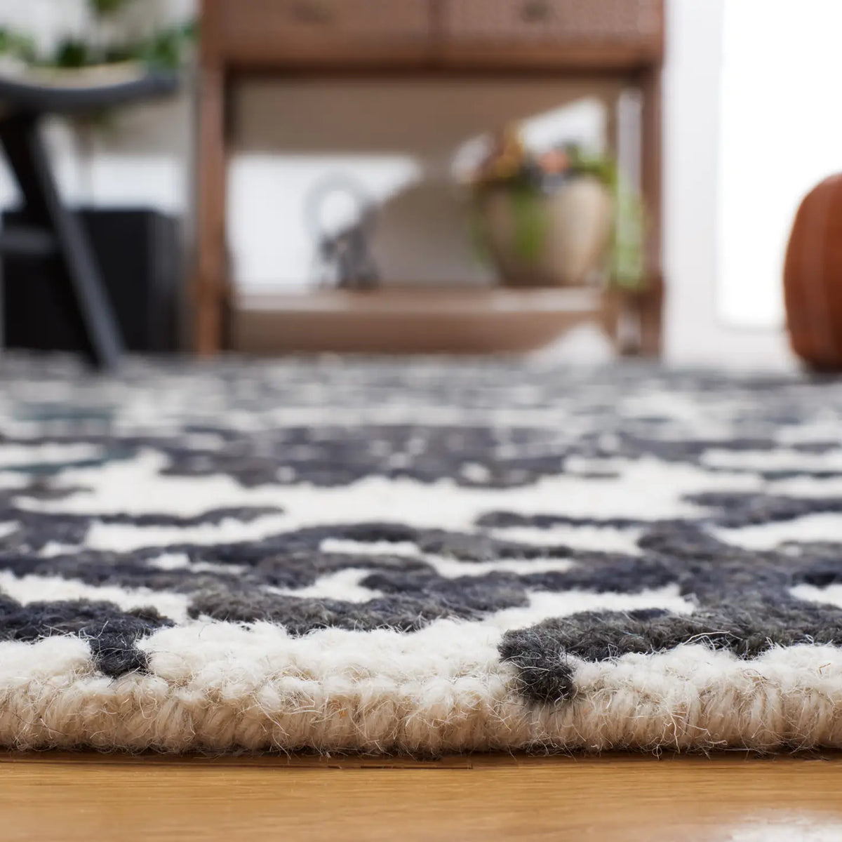 Safavieh Blossom 4'-0" x 6'-0" Rug in Ivory / Black