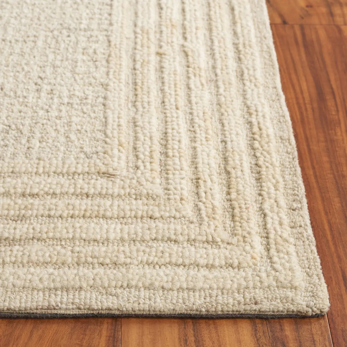 Safavieh Ebony 4'-0" x 6'-0" Rug in Ivory / Beige