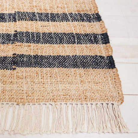 Safavieh Kilim 4'-0" x 6'-0" Rug in Natural / Black
