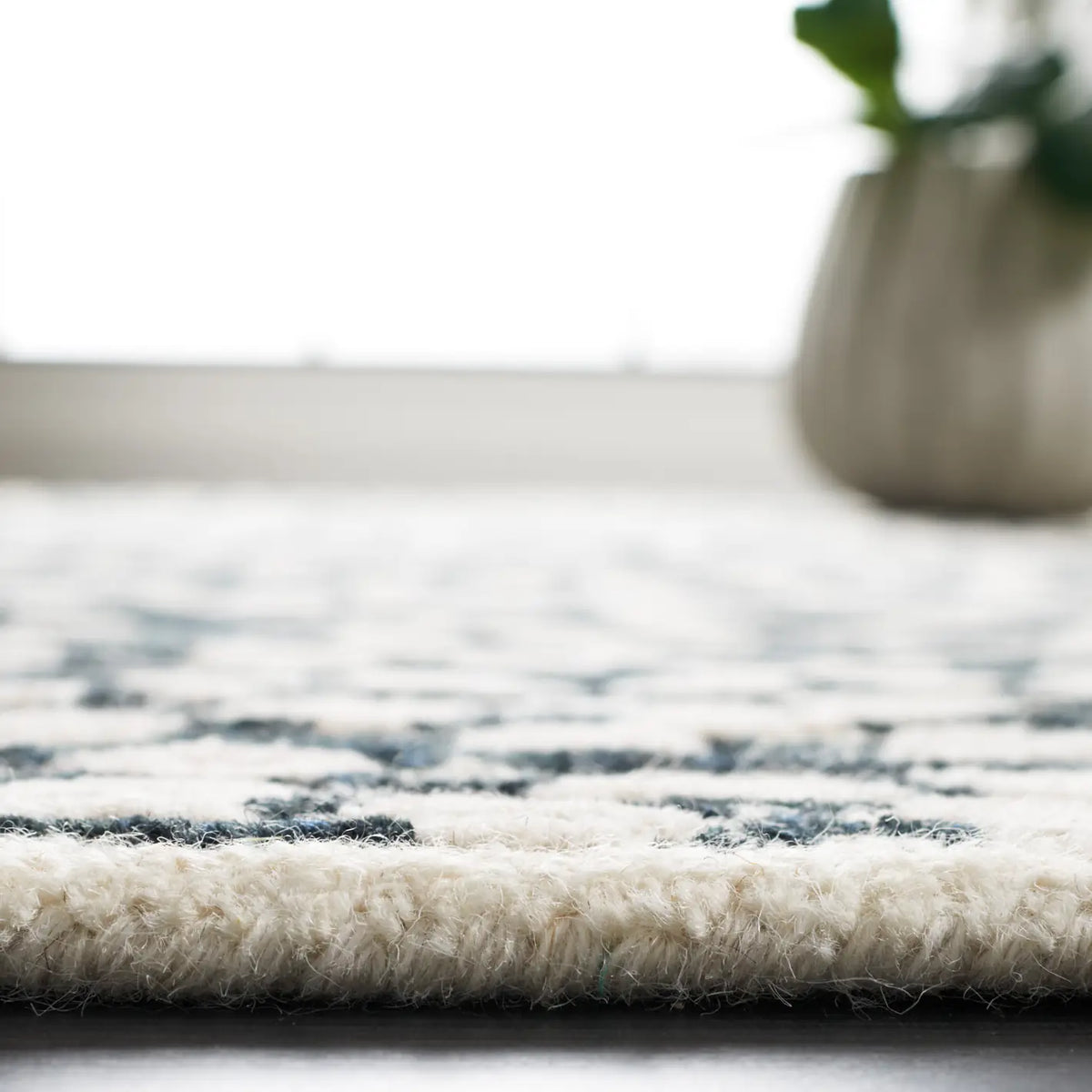 Safavieh Metro 4'-0" x 6'-0" Rug in Black / Ivory