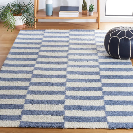 Safavieh Vermont 4'-0" x 6'-0" Rug in Ivory / Blue