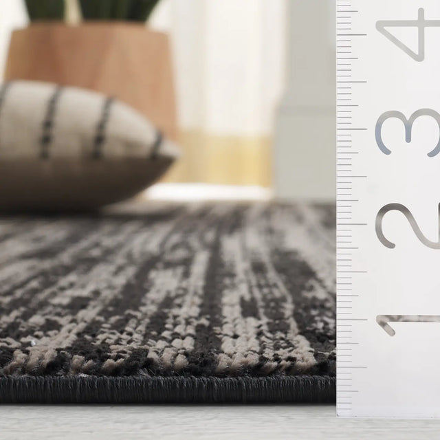 Safavieh Mila 4'-0" x 6'-0" Rug in Brown / Black