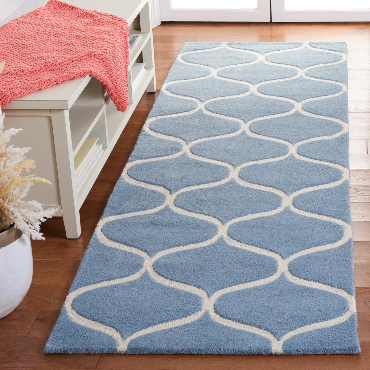 Safavieh Cambridge 2'-6" x 8'-0" Rug in Light Blue / Ivory