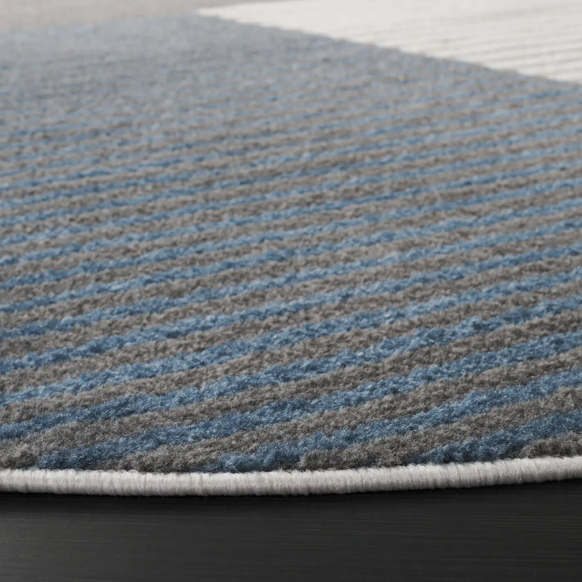 Safavieh Pyramid 6'-7" x 6'-7" Rug in Ivory / Grey Navy