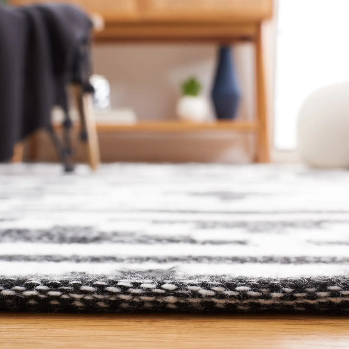Safavieh Kilim 4'-0" x 6'-0" Rug in Black / Ivory