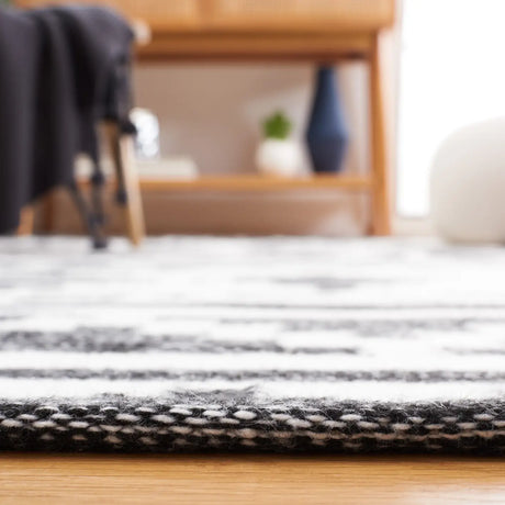 Safavieh Kilim 4'-0" x 6'-0" Rug in Black / Ivory