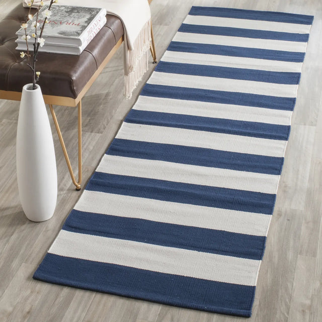 Safavieh Montauk 2'-3" x 8'-0" Rug in Navy / Ivory