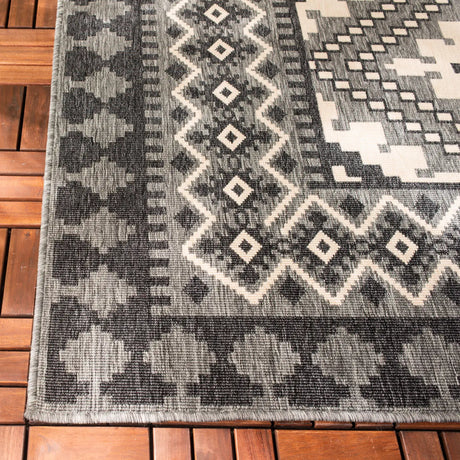 Safavieh Veranda 4'-0" x 5'-7" Rug in Ivory / Charcoal