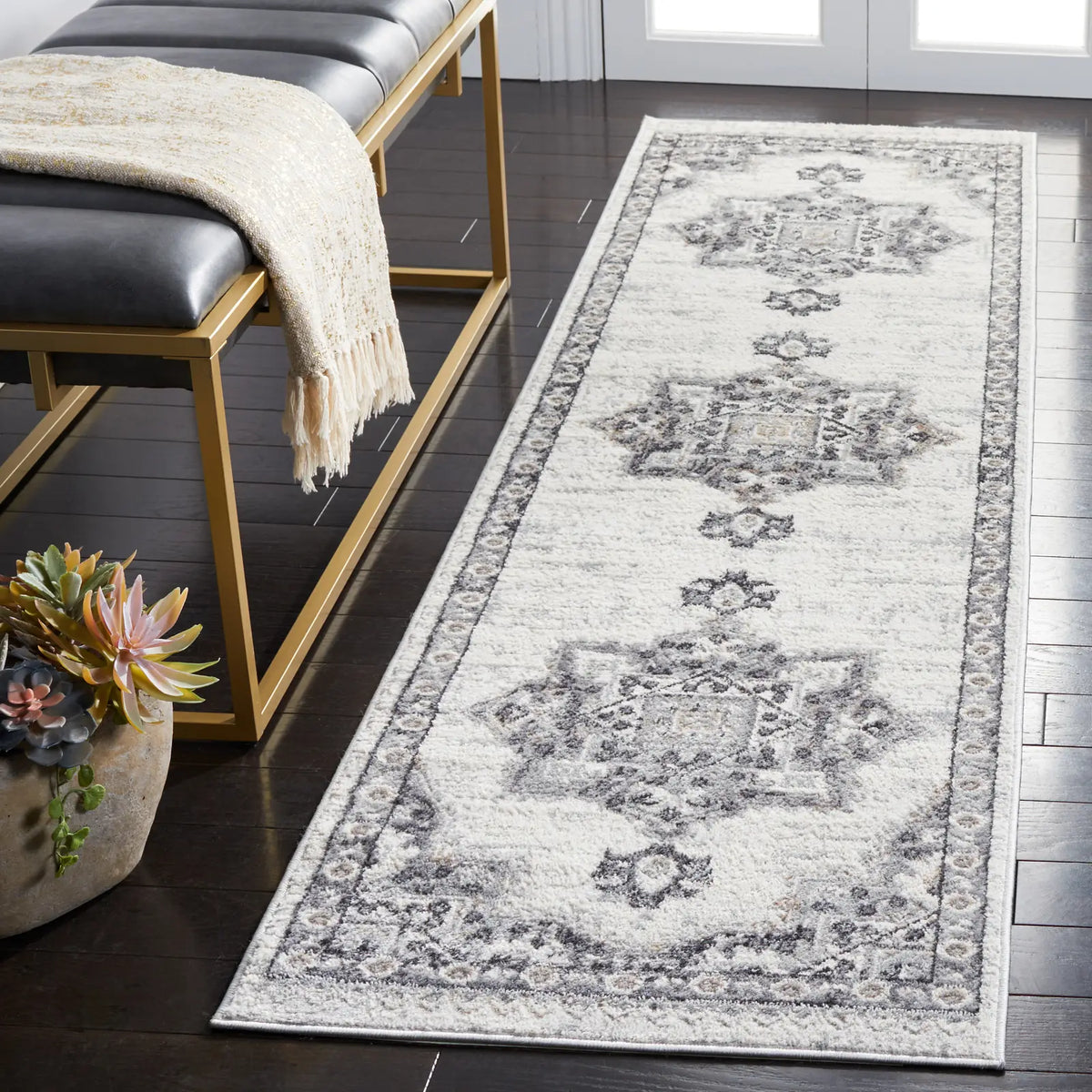 Safavieh Shivan 100 2'-2" x 8'-0" Rug in Ivory / Grey