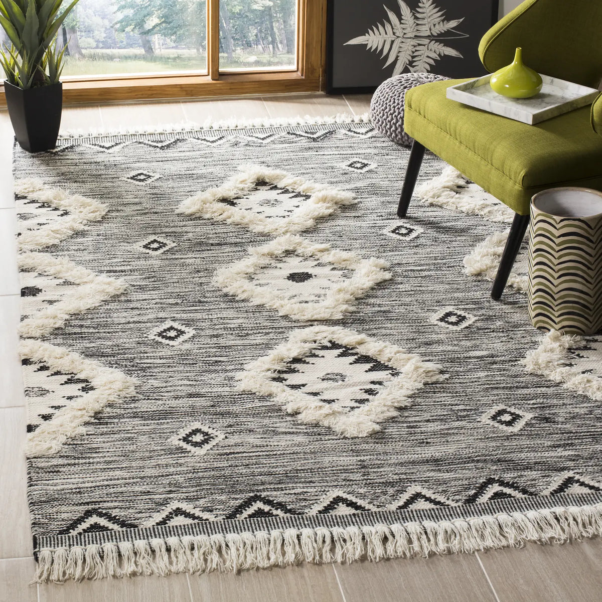 Safavieh Kenya 4'-0" x 6'-0" Rug in Black / Ivory