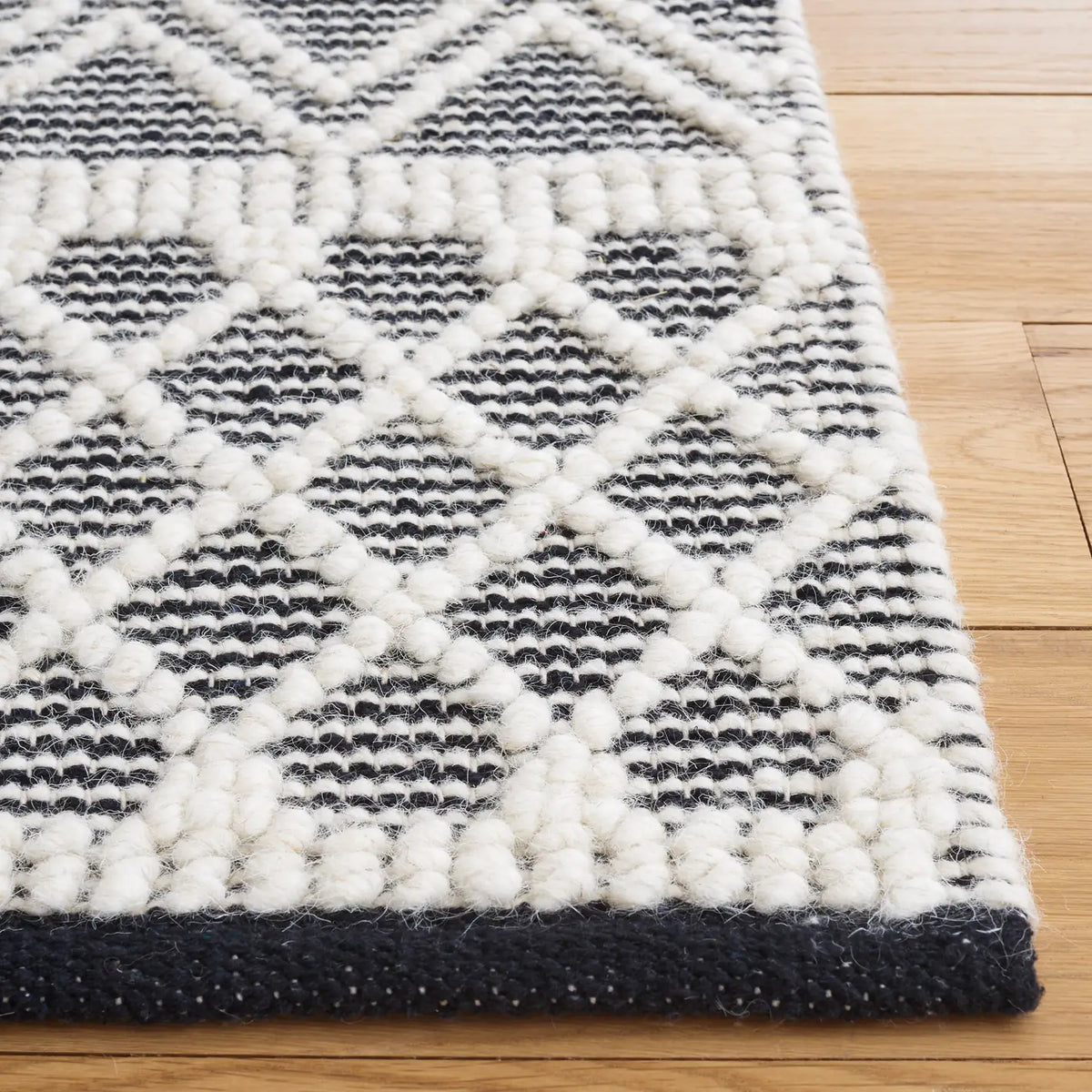 Safavieh Natura 4'-0" x 6'-0" Rug in Ivory / Black