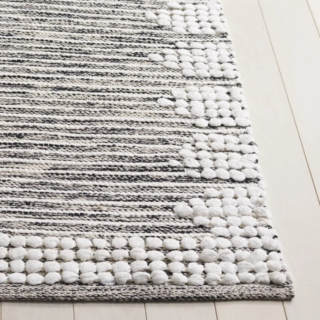 Safavieh Montauk 4'-0" x 6'-0" Rug in Black / Ivory